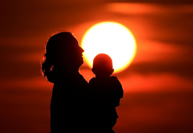 Une mère et son bébé à Calais