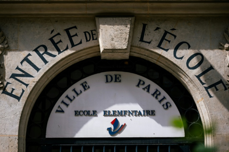 La loi oblige autorités et fonctionnaires (maire, directeur d’école) à signaler tout crime ou délit au procureur. "Ce n’est pas du tout appliqué, y compris à Paris jusqu’à récemment", affirme SOS Périscolaire ( AFP / Julie SEBADELHA )