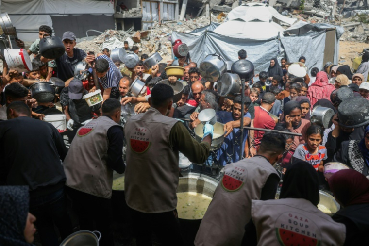 Des Palestiniens se rassemblent pour obtenir un repas d'une cuisine caritative à Jabalia, dans le nord de la bande de Gaza, le 17 mai 2025 ( AFP / Bashar TALEB )