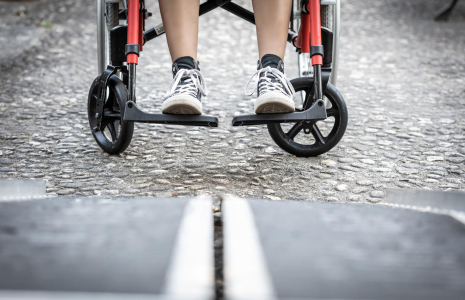Outre la transmission du contrat d’assurance-vie, la donation-partage constitue un outil pertinent pour organiser une transmission de patrimoine de son vivant, tout en préservant l’équité entre les frères et sœurs. ( crédit photo : Getty Images )