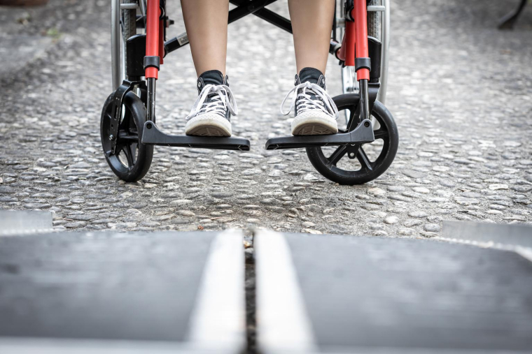 Outre la transmission du contrat d’assurance-vie, la donation-partage constitue un outil pertinent pour organiser une transmission de patrimoine de son vivant, tout en préservant l’équité entre les frères et sœurs. ( crédit photo : Getty Images )