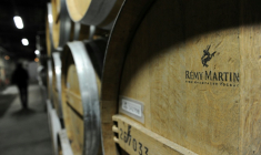 Des fûts de cognac Rémy Martin, marque appartenant à Rémy Cointreau, dans une cave à Cognac, le 10 avril 2014 ( AFP / MEHDI FEDOUACH )