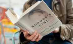 Les mémoires posthumes de Virginia Giuffre, "Nobody's Girl - A Memoir of Surviving Abuse and Fighting for Justice", en vente à Londres, le 21 ocotbre 2025  ( AFP / Niklas HALLE'N )