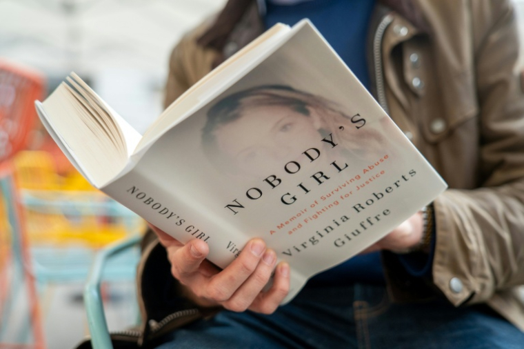 Les mémoires posthumes de Virginia Giuffre, "Nobody's Girl - A Memoir of Surviving Abuse and Fighting for Justice", en vente à Londres, le 21 ocotbre 2025 ( AFP / Niklas HALLE'N )
