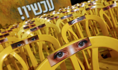 Des chaises avec des découpages représentant les yeux des otages , à Tel-Aviv, Israël