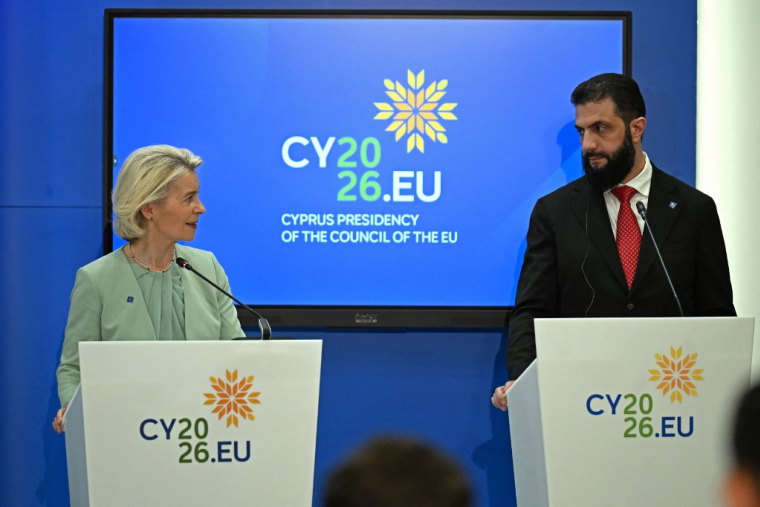 La présiente de la Commission européenne Ursula von der Leyen et le président syrien Ahmad al-Chareh à Nicosie, le 24 avril 2026. ( AFP / JEWEL SAMAD )