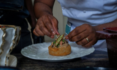 Le chef congolais Archi Dimosi dresse l'une de ses spécialités, le 17 mai 2026 à Kinshasa, en RDC ( AFP / Hardy BOPE )