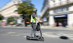 Un conducteur de trottinette électrique dans une rue de Paris, le 11 août 2026 ( AFP / Kenzo TRIBOUILLARD )