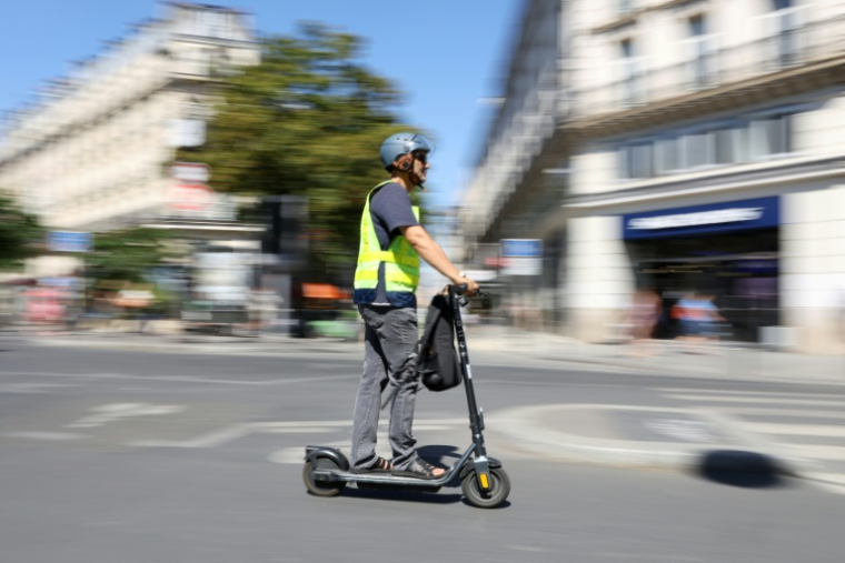 Un conducteur de trottinette électrique dans une rue de Paris, le 11 août 2026 ( AFP / Kenzo TRIBOUILLARD )