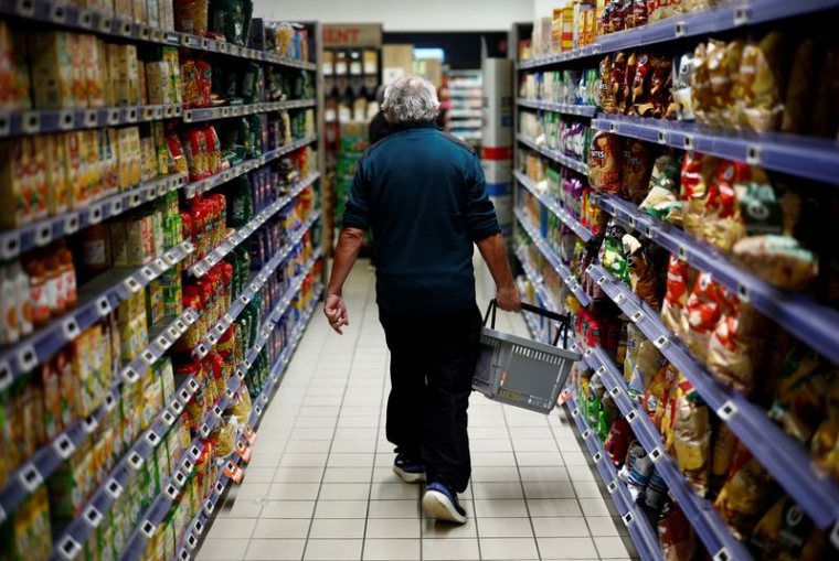 Les clients font leurs courses dans un supermarché à Chanverrie
