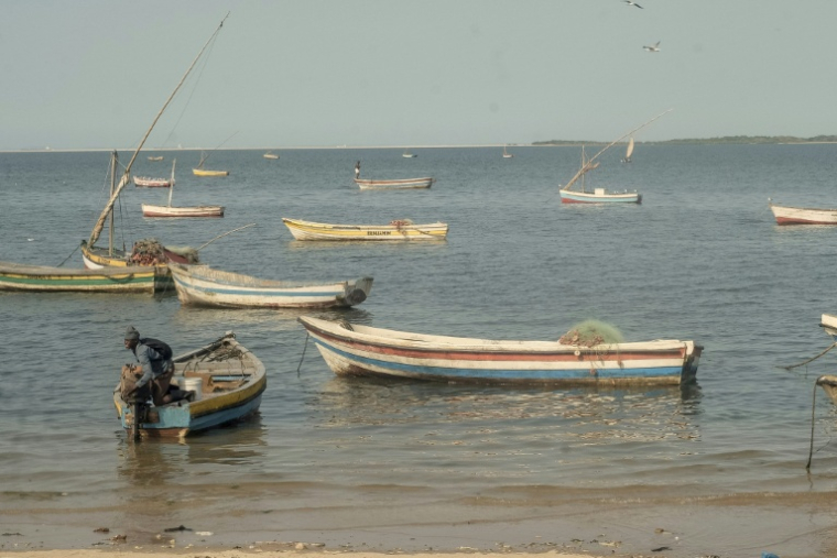 Des barques de pêche sur la Costa do Sol à Maputo (Mozambique) le 28 mai 2026 ( AFP / Emidio JOZINE )