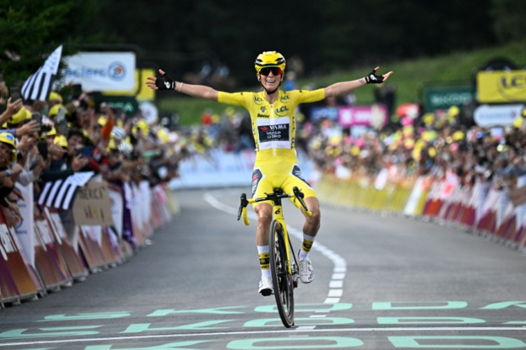 La Française Pauline Ferrand-Prévot, championne olympique de VTT aux Jeux de Paris-2024, remporte le Tour de France en s'adjugeant la 9e et dernière étape le 3 août 2025 à Châtel (Haut-Savoie) ( AFP / JULIEN DE ROSA )