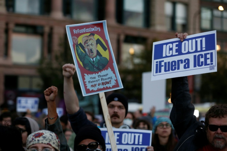 Manifestation contre l'arrivée de la Garde nationale du Texas et des agents de l'immigration et des douanes américaines dans le centre-ville de Chicago, dans l'Illinois, le 8 octobre 2025 ( AFP / OCTAVIO JONES )