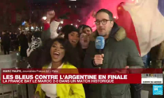 Mondial-2022 : La foule dans les rues de Paris après la victoire de la France face au Maroc