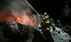 Des pompiers ukrainiens combattent un incendie après une frappe de missile russe sur un immeuble résidentiel à Kharkiv le 7 mars 2026 ( AFP / SERGEY BOBOK )