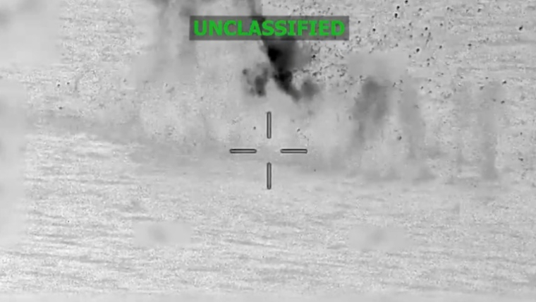 Cette capture d’écran tirée d’une vidéo publiée sur le compte X du Commandement Sud des Etats-Unis (SOUTHCOM) le 29 décembre 2025 montrant une frappe contre un navire, menée sur ordre du ministre américain de la Défense, Pete Hegseth, dans l’océan Pacifique oriental, le 29 décembre 2025 ( US Southern Command / Handout )