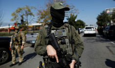 Un agent masqué de la patrouille frontalière des douanes et de la protection des frontières des États-Unis (CBP) à Chicago, le 4 octobre 2025 dans l'Illinois ( AFP / OCTAVIO JONES )