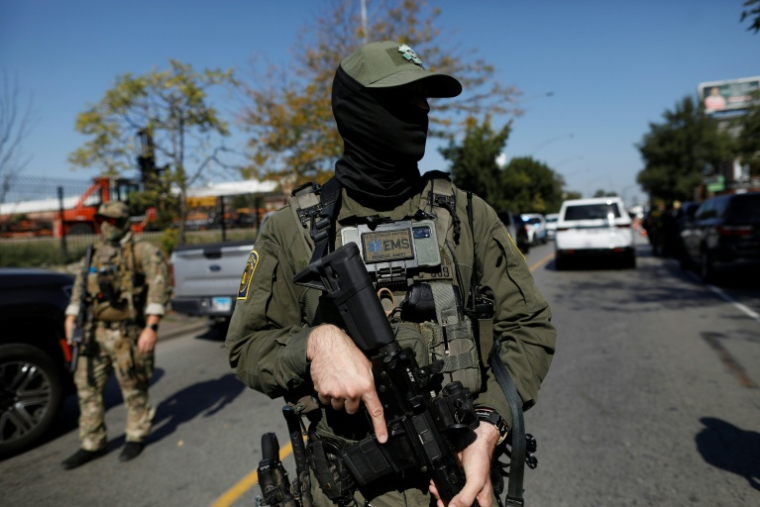 Un agent masqué de la patrouille frontalière des douanes et de la protection des frontières des États-Unis (CBP) à Chicago, le 4 octobre 2025 dans l'Illinois ( AFP / OCTAVIO JONES )