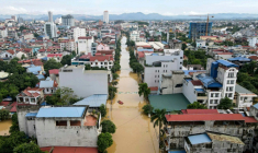 Vue aérienne de sauveteurs se déplaçant en bateau dans une rue inondée après les fortes pluies causées par le typhon Matmo dans la ville de Thai Nguyen, au Vietnam, le 8 octobre 2025 ( AFP / STR )