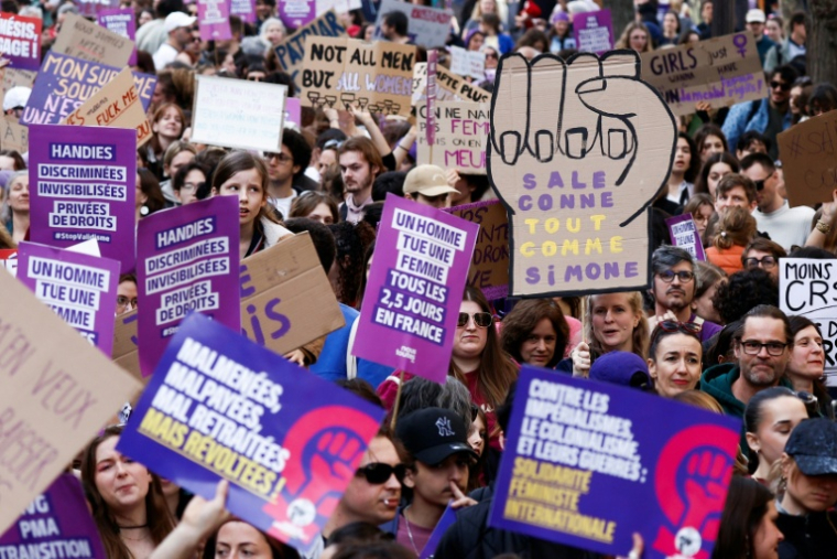 Manifestation à l'occasion de la journée internationale des droits des femmes, le 8 mars 2026 ( AFP / Kenzo TRIBOUILLARD )