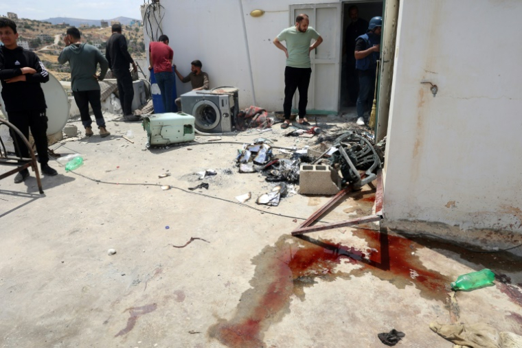 Sur le site d'une maison après un assaut meurtrier de troupes israéliennes à Tamoun, dans le nord de la Cisjordanie occupée, le 15 mai 2025. ( AFP / Zain JAAFAR )