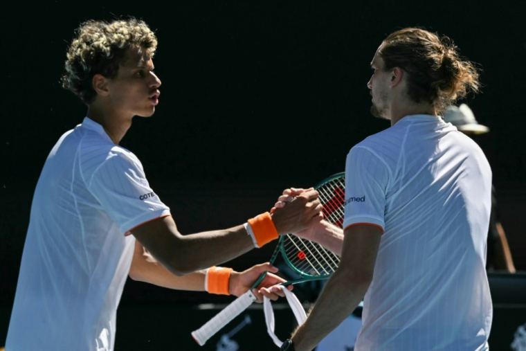 Poignée de mains entre Sacha Zverev (à droite) et Gabriel Diallo après leur match à Melbourne, le 18 janvier 2026   ( AFP / Paul Crock )