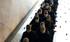 Des membres du mouvement suprémaciste blanc américain descendent dans la station de métro Eastern Market, à Washington, le 4 juillet 2026 ( GETTY IMAGES NORTH AMERICA / Finn Gomez )