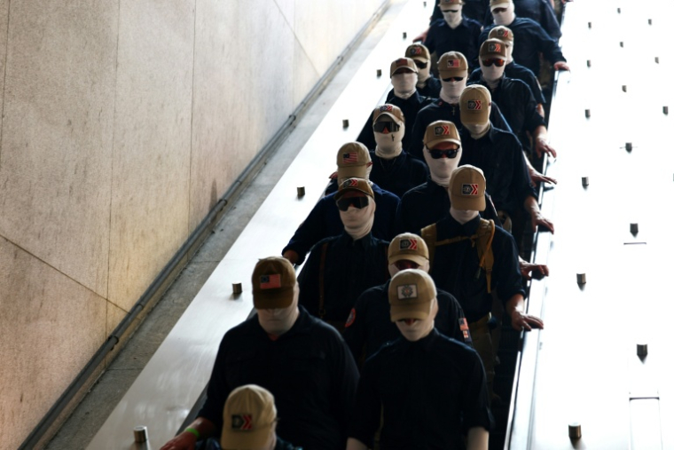Des membres du mouvement suprémaciste blanc américain descendent dans la station de métro Eastern Market, à Washington, le 4 juillet 2026 ( GETTY IMAGES NORTH AMERICA / Finn Gomez )