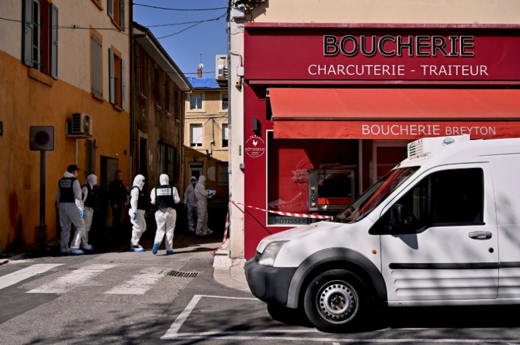 Des policiers dans le centre-ville de Romans-sur-Isère, dans la Drôme, après une attaque au couteau qui a fait deux morts et cinq blessés, le 4 avril 2020 ( AFP / JEFF PACHOUD )