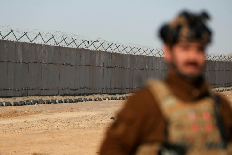 Garde-frontière irakien à al-Baghuz, dans l'ouest de l'Irak, à la frontière avec la Syrie, le 21 janvier 2026 ( AFP / AHMAD AL-RUBAYE )