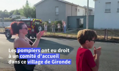 Mégafeu: vivats, klaxons... La gratitude des habitants envers les pompiers