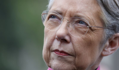 La Première ministre française Elisabeth Borne aux cérémonies marquant le 78e anniversaire de la fin de la Seconde Guerre mondiale