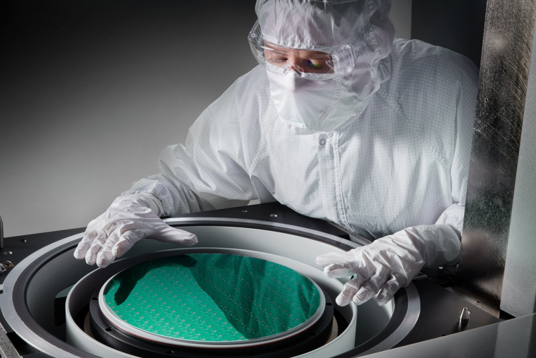 Un ingénieur inspecte une chambre Selis de Lam Research, utilisée dans les procédés de fabrication de semi-conducteurs. (crédit : Lam Research) (Crédits: Lam Research)