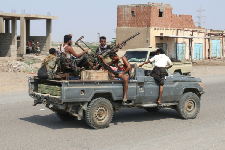 Des membres des forces progouvernementales à bord de pick-ups sur une route du district de Hays, au sud de Hodeïda, le 5 septembre 2026 au Yémen ( AFP / Khaled ZIAD )