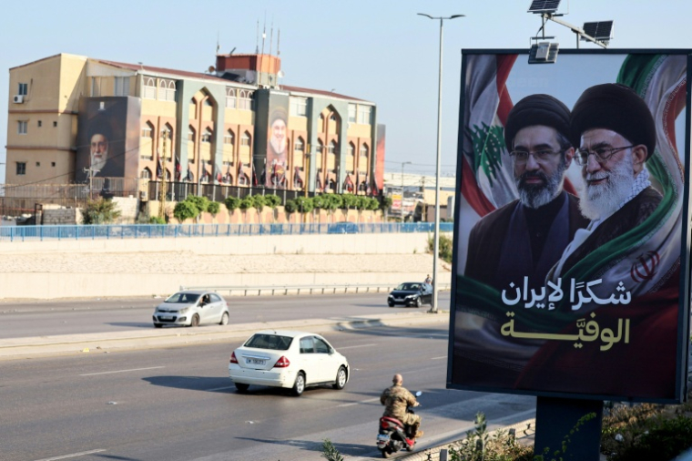 "Merci, loyal Iran": des panneaux à l'effigie du guide suprême iranien Mojtaba Khamenei et de son père Ali Khamenei remercient le soutien de Téhéran au mouvement Hezbollah, le 22 juin 2026 à Beyrouth ( AFP / Anwar AMRO )