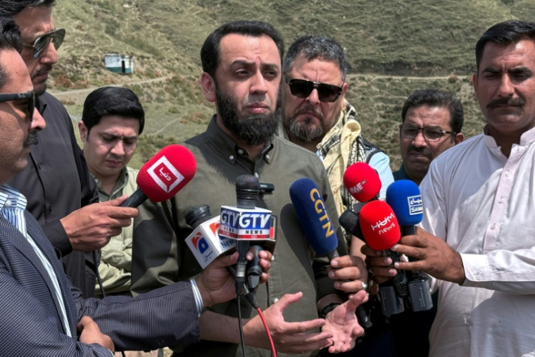 Le ministre pakistanais de l'information, Attaullah Tarar, s'entretient avec les médias lors d'un voyage organisé par le gouvernement à Muzaffarabad, le 5 mai 2025 au Cachemire pakistanais ( POOL / Muhammad YOUSUF )