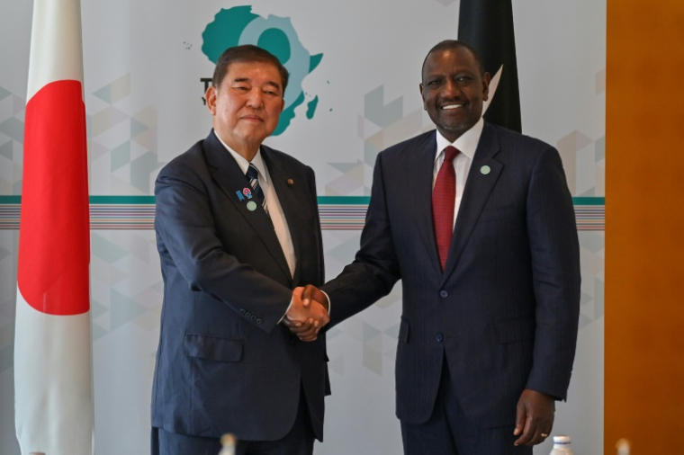 Le Premier ministre japonais Shigeru Ishiba (g) et le président kenyan William Ruto lors de leur réunion bilatérale en marge de la 9e Conférence internationale de Tokyo sur le développement de l'Afrique (TICAD 9) à Yokohama, au sud de Tokyo, le 20 août 2025 ( AFP / Richard A. Brooks )