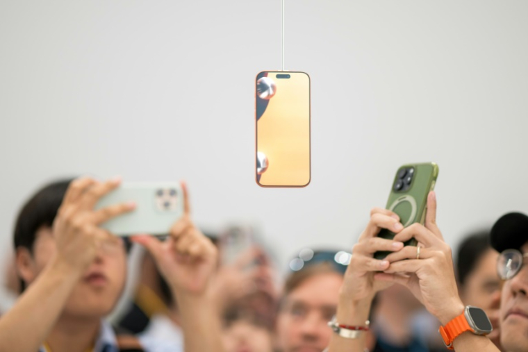 L'Apple iPhone Air présenté lors de l'événement "Awe-Dropping" au Steve Jobs Theater ,sur le campus d'Apple Park à Cupertino, en Californie, le 9 septembre 2025 ( AFP / Nic Coury )