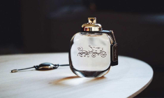 Le titre du spécialiste des parfums sous licence gagne 17% sur un an. (© Interparfums)