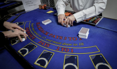 Des apprentis croupiers lors d'une session d'entraînement à l'école "All'In Casino Experts" à Saint-Cloud, le 26 mars 2026 ( AFP / STEPHANE DE SAKUTIN )