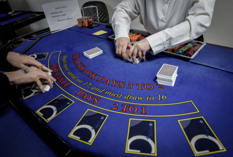 Des apprentis croupiers lors d'une session d'entraînement à l'école "All'In Casino Experts" à Saint-Cloud, le 26 mars 2026 ( AFP / STEPHANE DE SAKUTIN )
