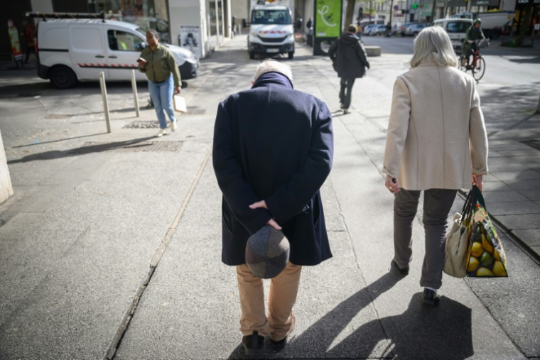 "Marasme démographique", "stagnation de la productivité", et "creusement de la dette publique": l'Institut Montaigne, cercle de réflexion libéral, dresse un bilan pessimiste de l'avenir de la France ( AFP / Loic VENANCE )