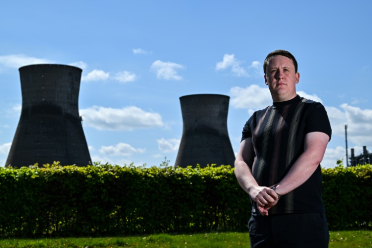 Chris Hamilton, devant la raffinerie de Grangemouth, dans le sud de l'Écosse, le 7 mai 2025 ( AFP / Andy Buchanan )