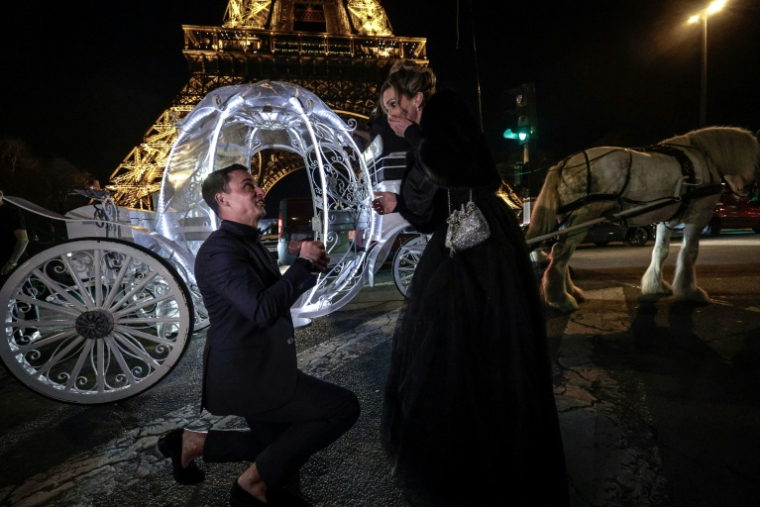 Un couple néerlandais devant la Tour Eiffel à Paris lors de leur demande en mariage, le 7 février 2026 ( AFP / STEPHANE DE SAKUTIN )