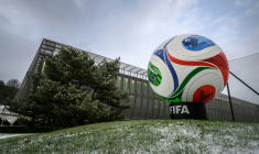 Réplique géante du ballon Trionda du Mondial-2026, devant le siège de la FIFA à Zurich (Suisse), le 20 novembre 2025 ( AFP / Fabrice COFFRINI )