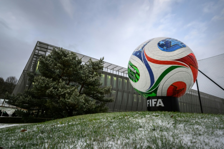 Réplique géante du ballon Trionda du Mondial-2026, devant le siège de la FIFA à Zurich (Suisse), le 20 novembre 2025 ( AFP / Fabrice COFFRINI )