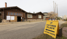 Panneau indiquant un bureau de vote à Edmonton, au Canada, le 19 octobre 2026 ( AFP / Megan Albu )