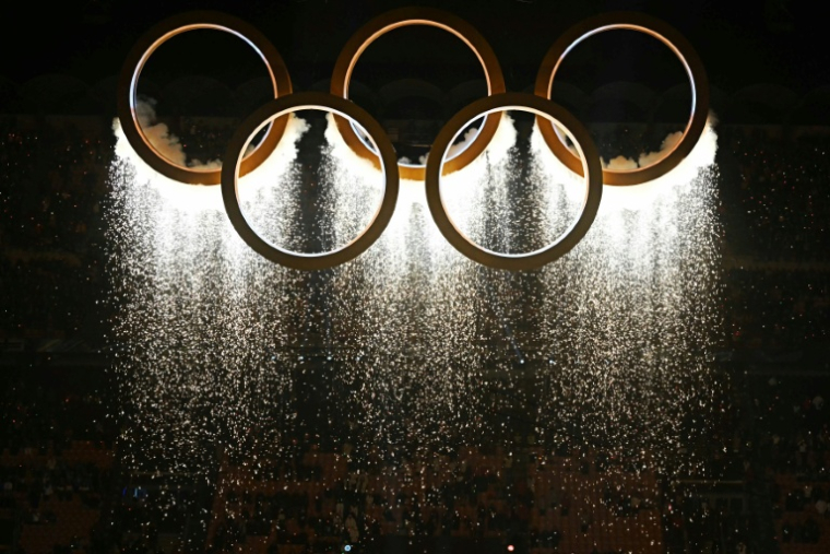 Les anneaux olympiques scintillent durant la cérémonie d'ouverture des Jeux de Milan Cortina, au stade San Siro de Milan, le 6 février 2026 ( AFP / Gabriel BOUYS )