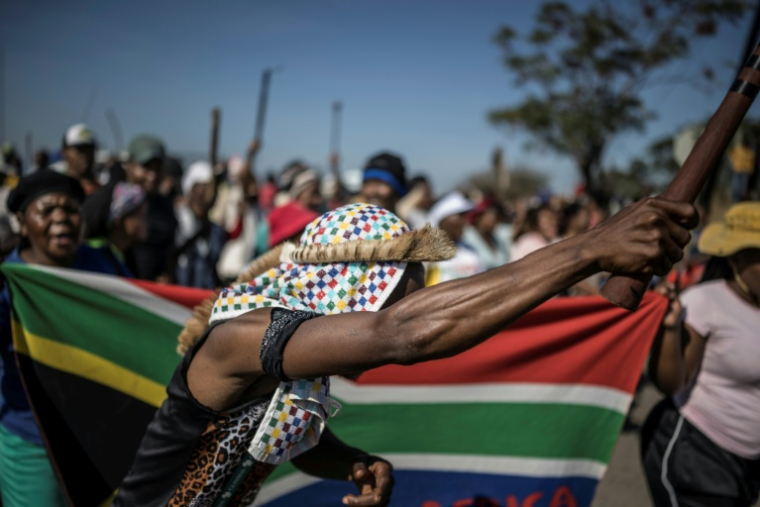 Un partisan du groupe antimigrants "March and March" brandit un bâton lors d'une manifestation à Verulam, en Afrique du Sud, le 27 juin 2026. ( AFP / MARCO LONGARI )