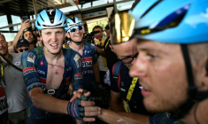Le sprinteur belge Tim Merlier (G) après sa victoire lors de la 8e étape du Tour de France, le 11 juillet 2026 à Bergerac ( POOL / Jeff PACHOUD )